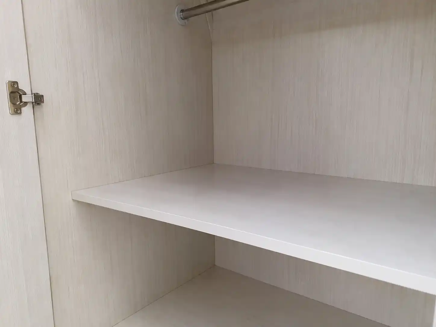 Khoang tủ quần áo mới sạch và khô