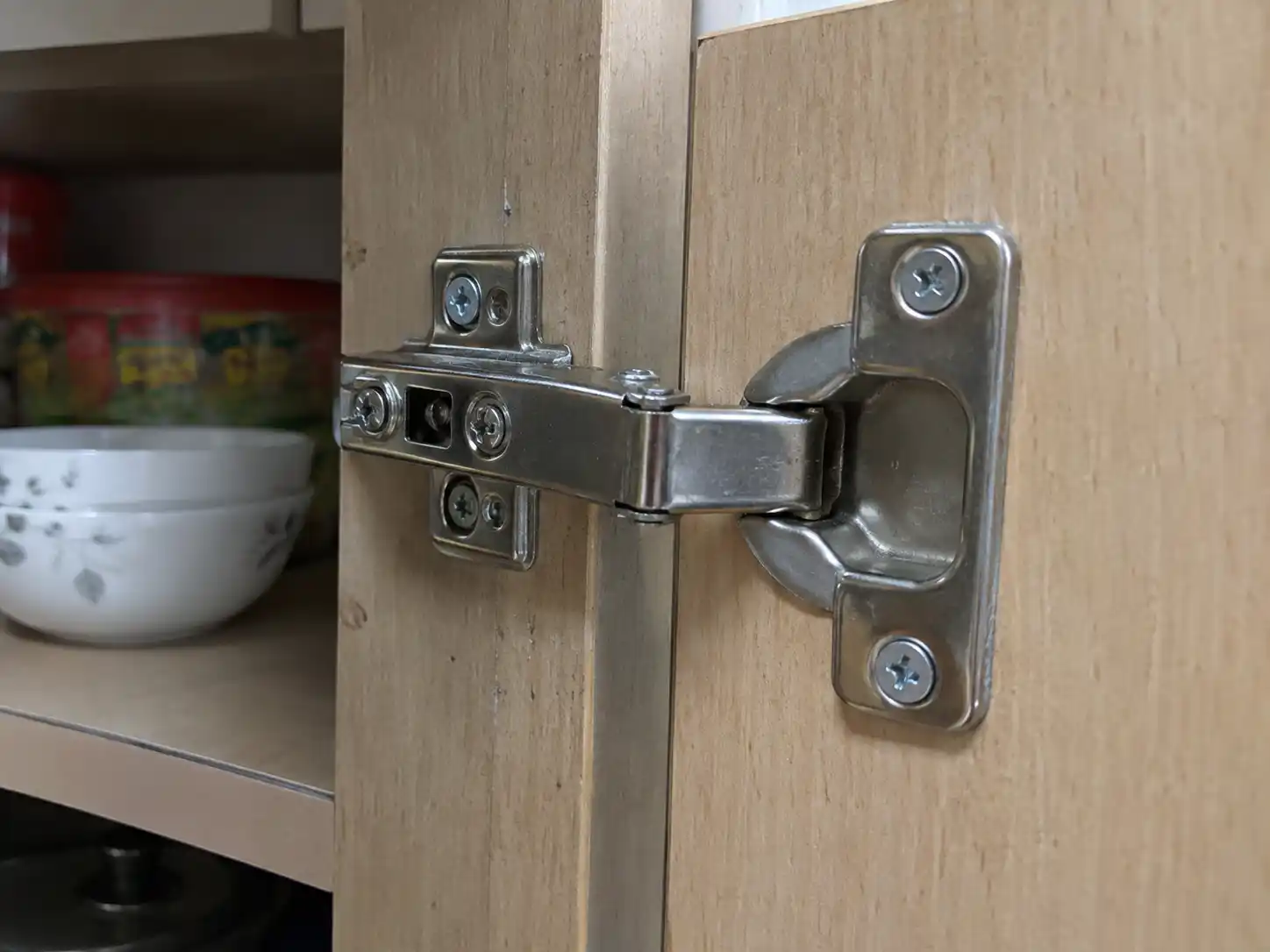 Kiểm tra bản lề và vít bắt cánh tủ bếp