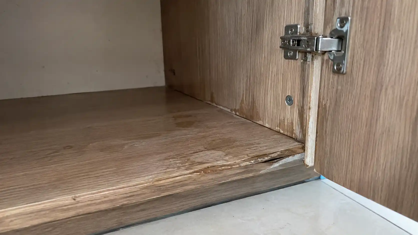 Kiểm tra tủ bếp sau khi bị ngấm nước
