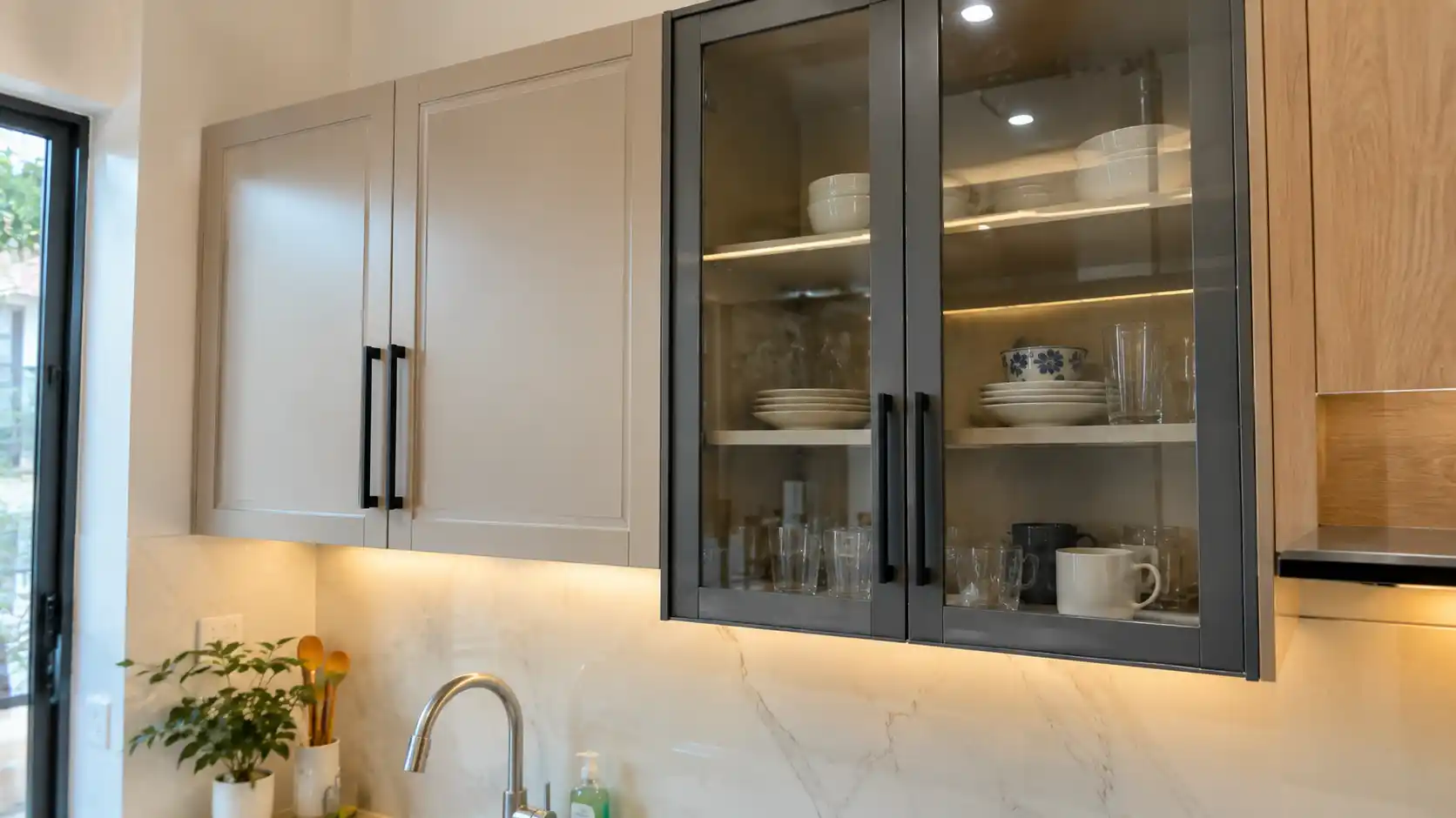 Cánh tủ kín và cánh khung nhôm kính trong căn bếp