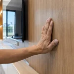 Kỹ thuật kiểm tra độ đầm chắc khi tấm nhựa nano bị phập phùng trên vách tường
