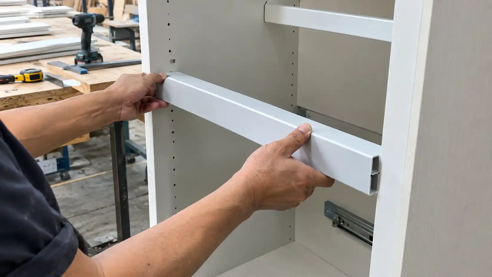 Lắp ráp thanh phào 70x18mm làm dầm giằng chịu lực cho khung thùng tủ