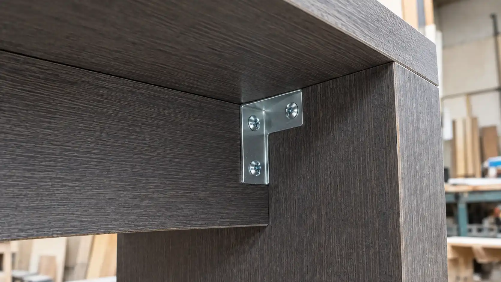 Liên kết vách yếm giằng chân bàn làm việc nhựa Ecostar 18mm bằng ke góc chữ L chịu lực