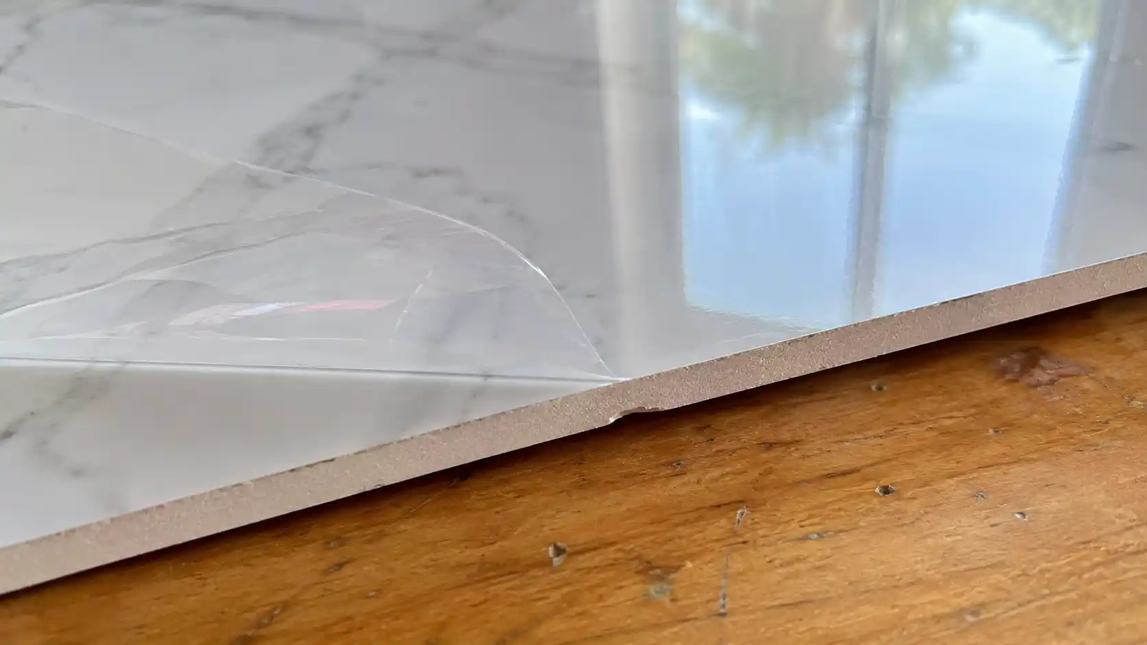 Lớp màng phủ UV bóng gương thực tế trên bề mặt tấm nhựa PVC vân đá bảo vệ chống ố vàng