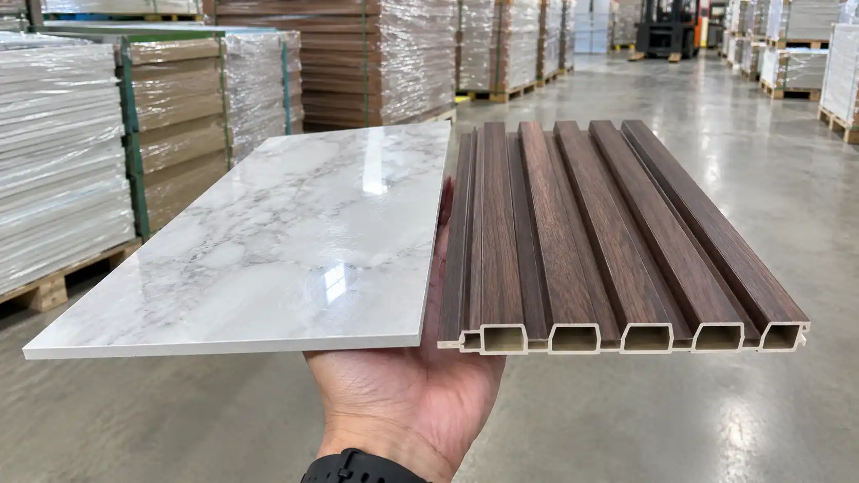 Mặt cắt thực tế tấm PVC vân đá và thanh lam sóng ốp tường tại kho Nam Tiến