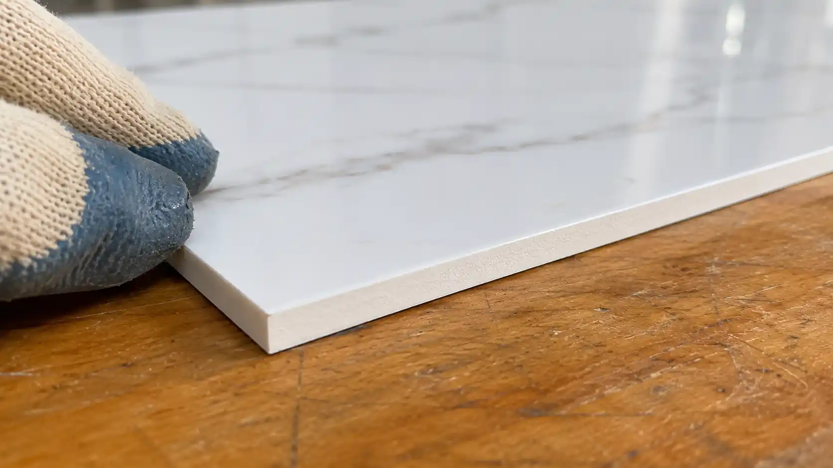 Mặt cắt mép cạnh thực tế dày 2.8mm của tấm nhựa PVC ốp tường nguyên sinh mịn đặc không bọt khí