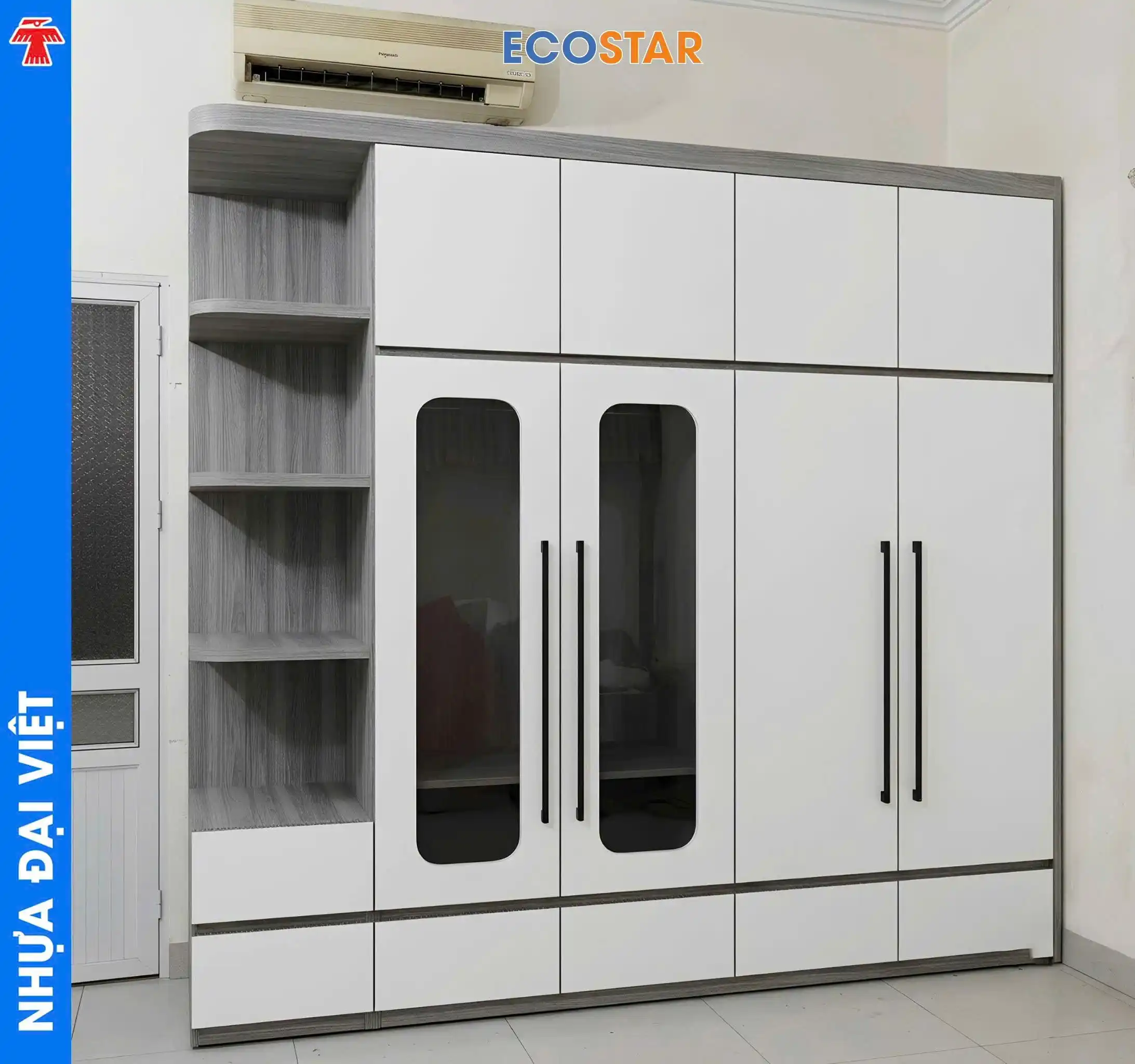 Mẫu tủ quần áo kịch trần phối cánh kính vòm khói hiện đại và thanh lịch