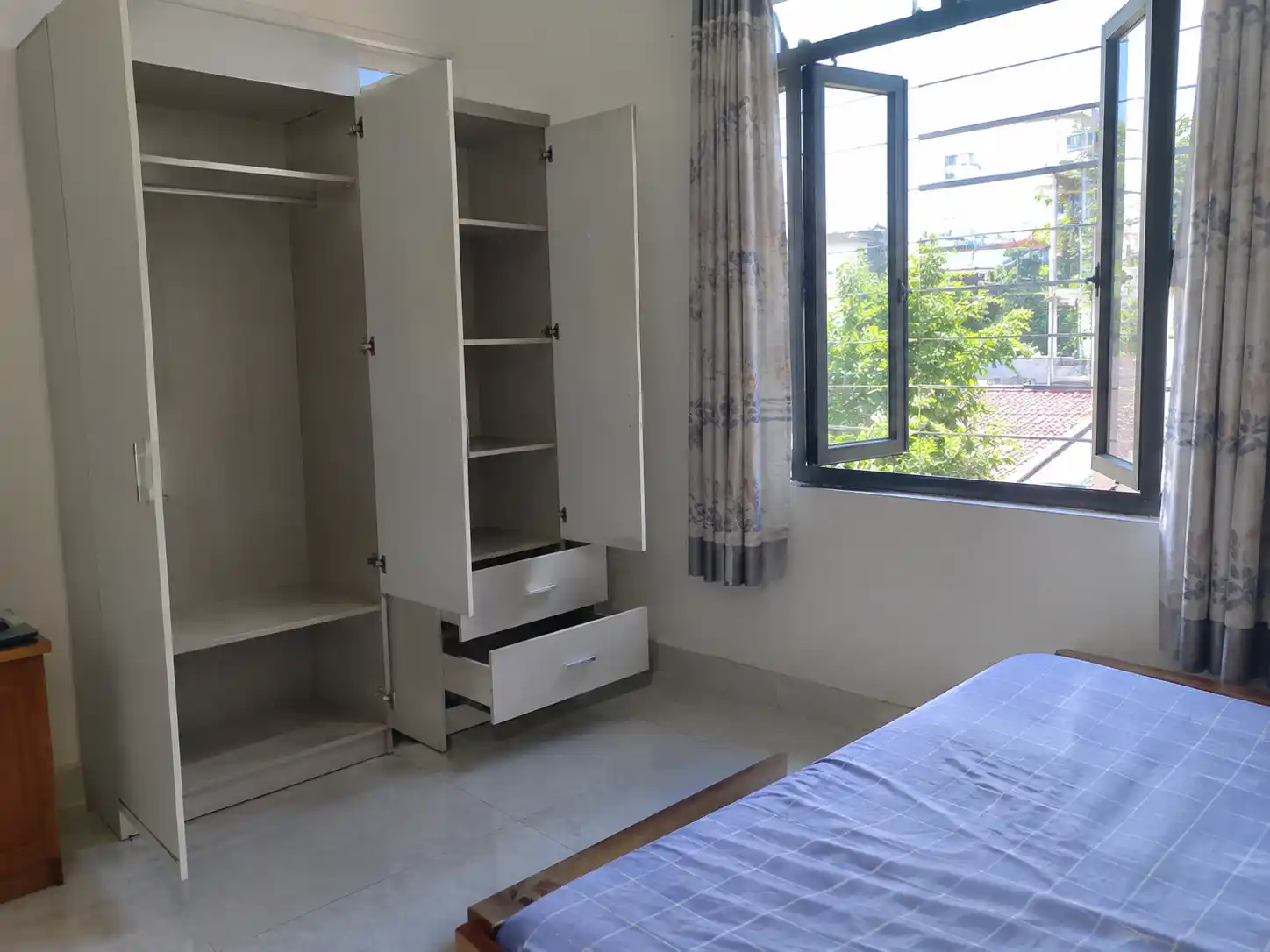 Mở tủ quần áo mới để không khí lưu thông