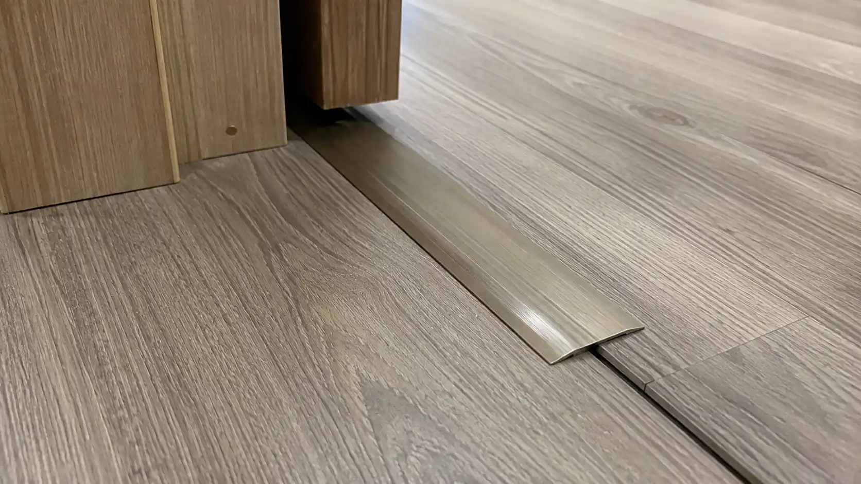 Trọng lượng nhẹ của nẹp nhôm trang trí giúp bám dính keo chắc chắn trên vách ốp