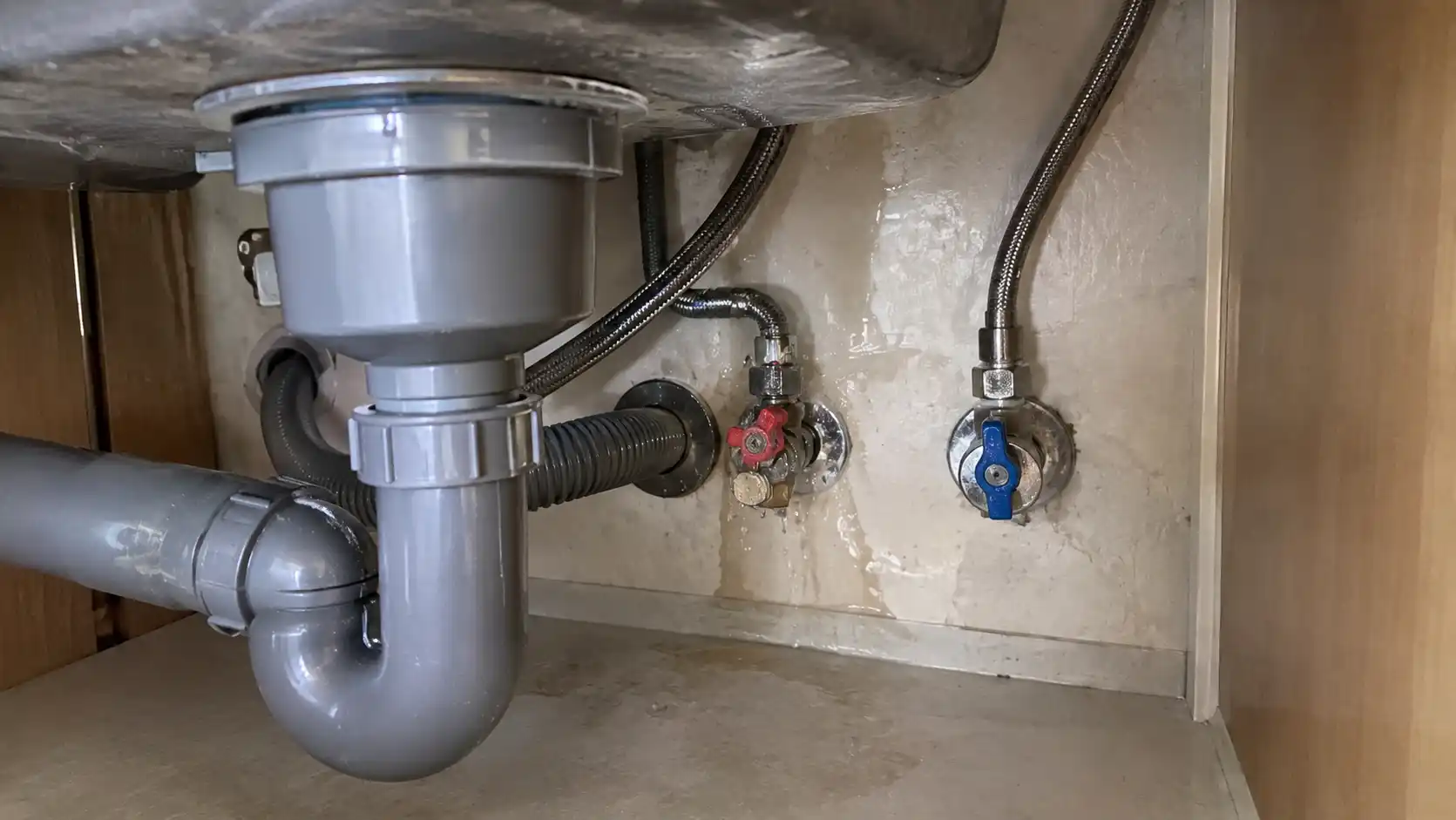 Nguồn nước rò rỉ vào tủ bếp