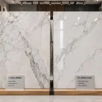 nên ốp tường bằng tấm pvc vân đá hay đá tự nhiên