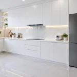 Tủ bếp nhựa màu trắng hiện đại không bị ố vàng trong gian bếp gia đình
