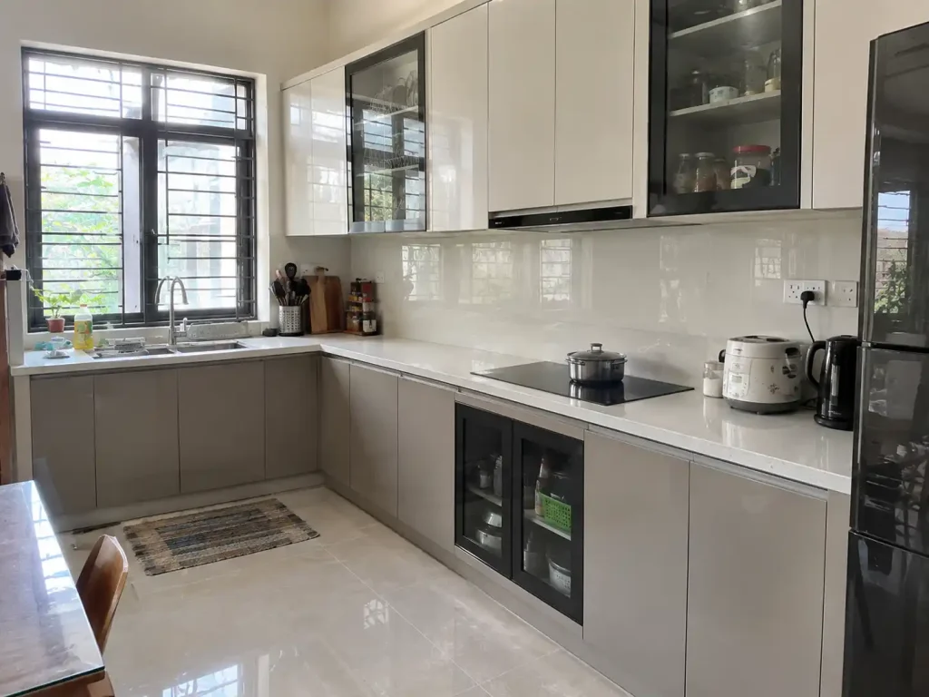 tủ bếp nhựa hay nhôm kính trong căn bếp gia đình