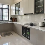 tủ bếp nhựa hay nhôm kính trong căn bếp gia đình