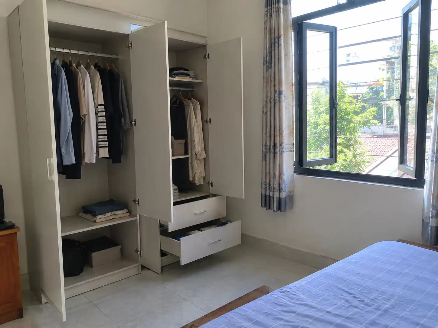 Tủ quần áo mới được cất đồ vừa phải