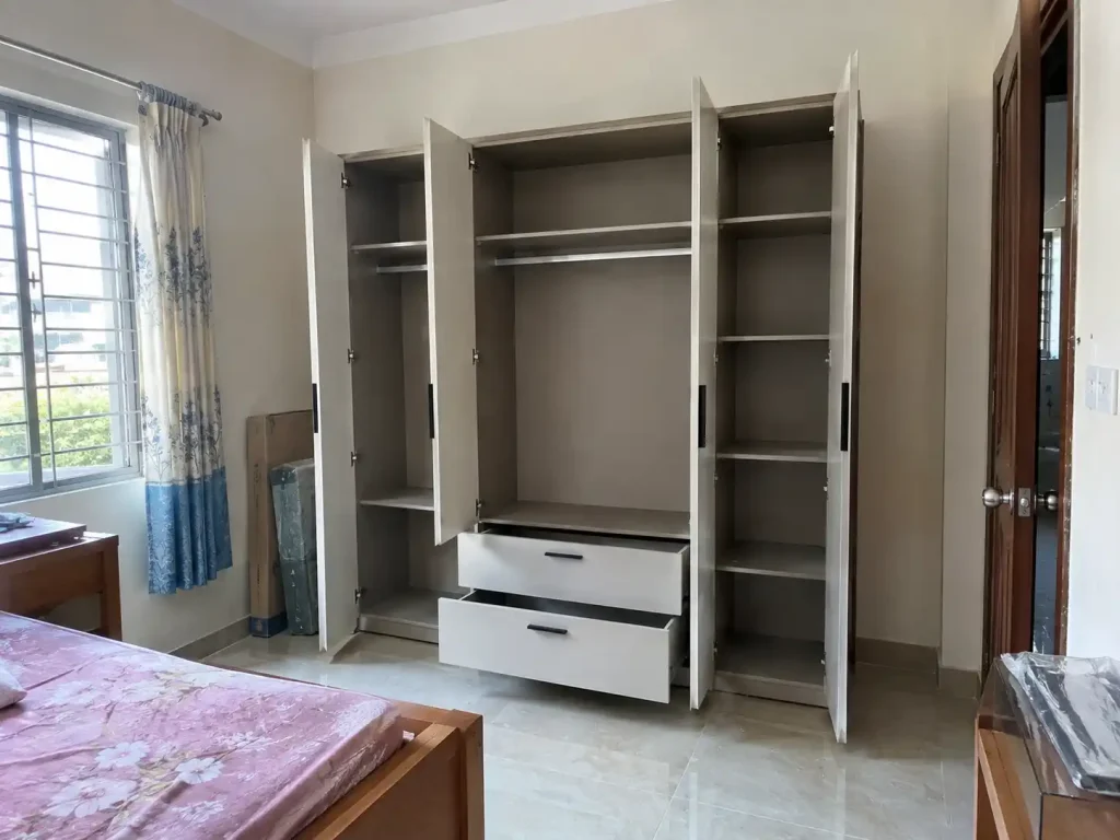 Tủ quần áo mới mở cửa để làm thoáng, khử mùi tủ quần áo mới