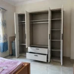 Tủ quần áo mới mở cửa để làm thoáng, khử mùi tủ quần áo mới