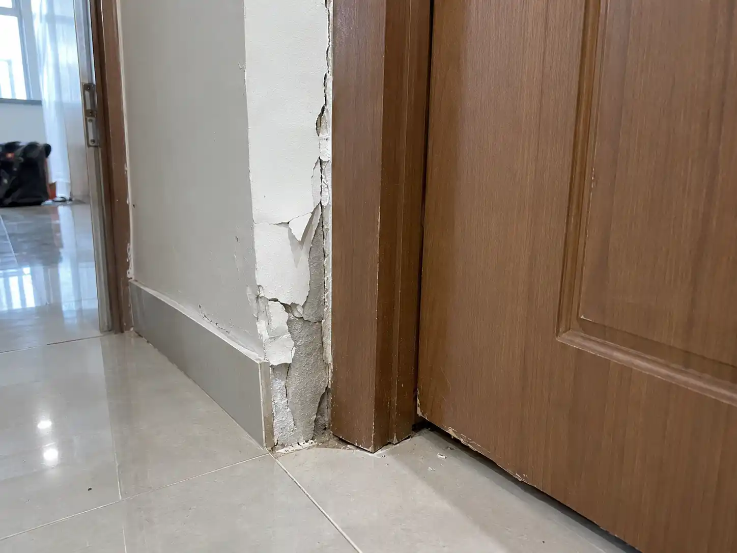 Vách thạch cao bị nứt toác bột bả và cửa nhựa composite xệ cánh do lắp ẩu