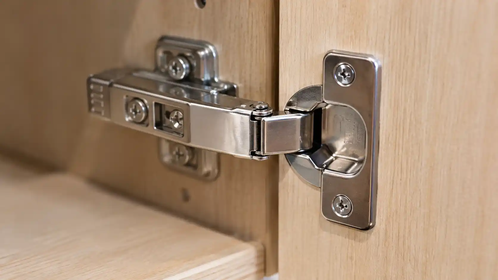 Bản lề giảm chấn và ray âm trượt êm giúp cánh tủ đóng mở nhẹ nhàng
