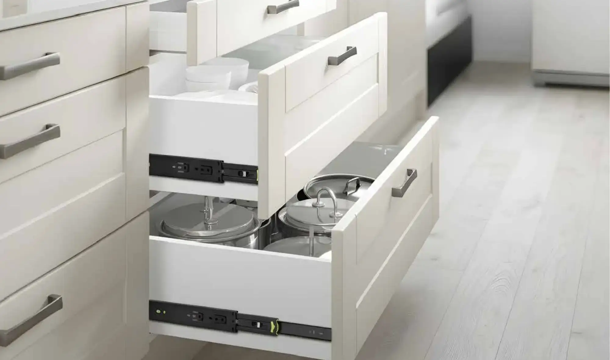 Cơ chế 3 tầng kéo mở toàn phần của ray bi Cadman giúp rút trọn vẹn lòng hộc kéo ra ngoài