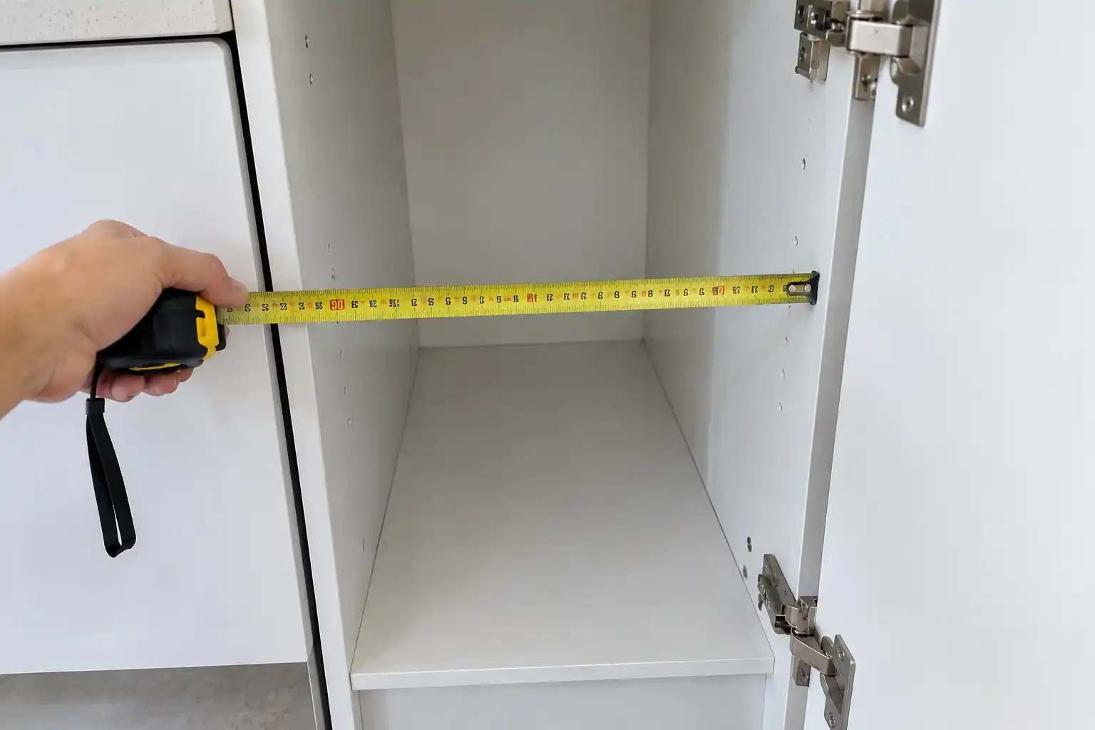 Đo bề ngang khoang tủ bếp dưới trước khi lắp thùng rác đôi âm tủ bếp