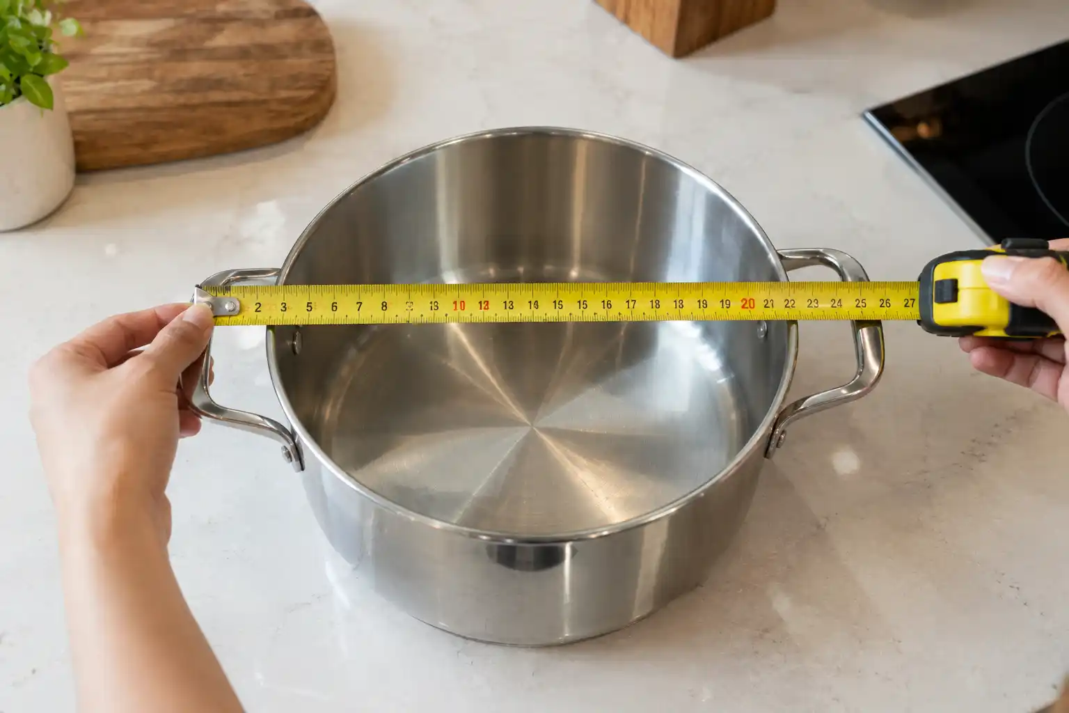 Đo bề ngang nồi inox tính cả tay cầm trước khi chọn kích thước giá để xoong nồi