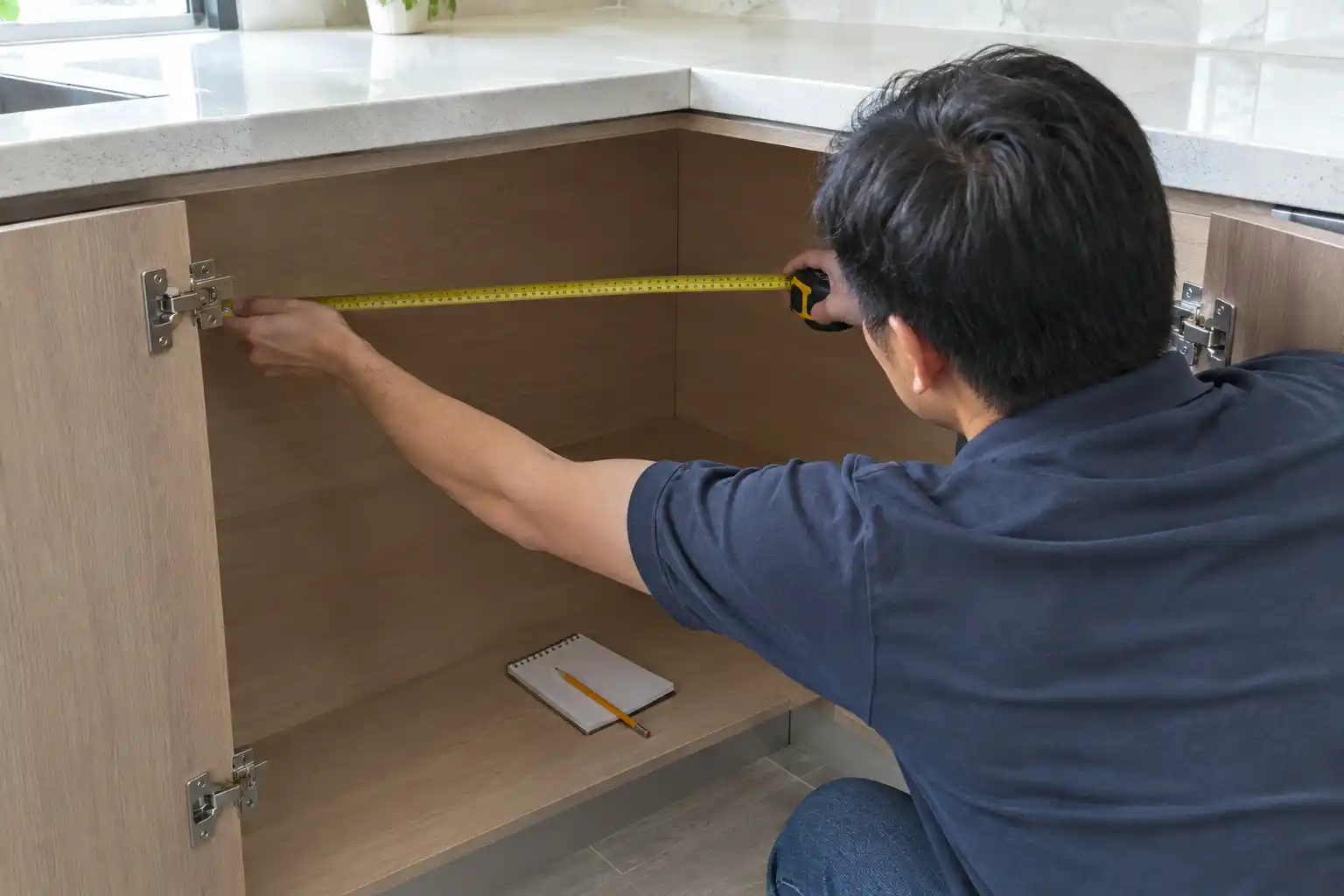 Đo tủ góc trước khi lắp mâm xoay hay giá góc liên hoàn