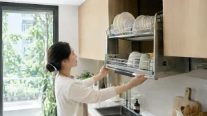 Giá bát nâng hạ có bền không và trải nghiệm thực tế trong gian bếp gia đình