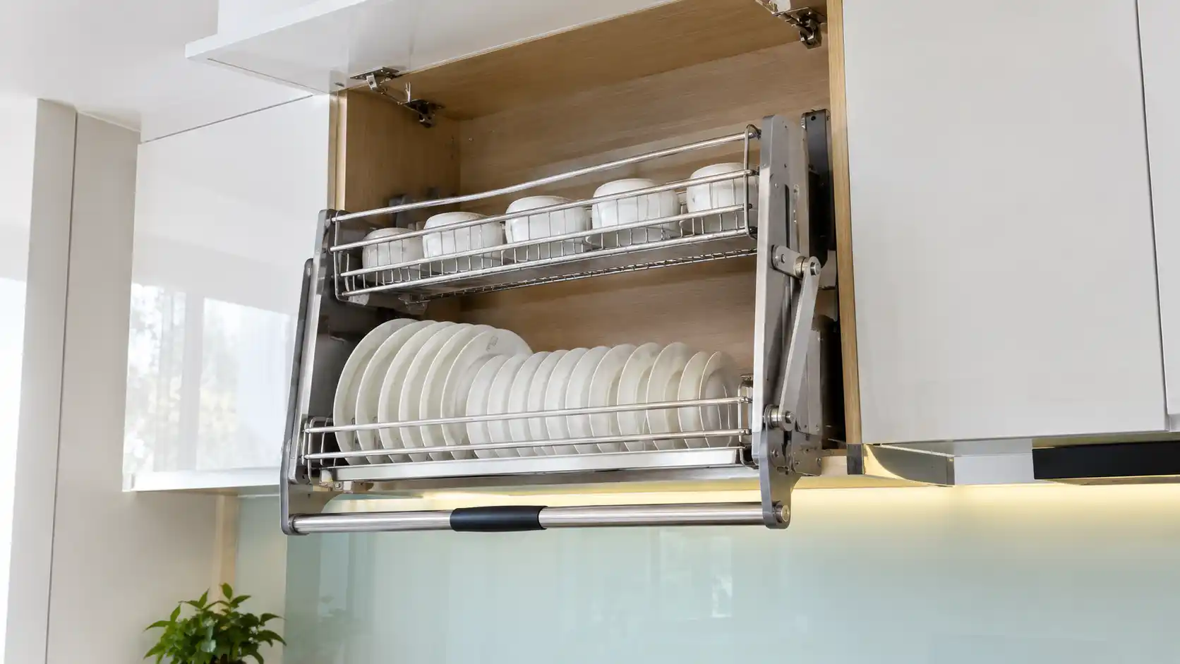 Giá bát nâng hạ Inox 304 lắp đặt chuẩn xác không bị cạ bản lề vách tủ.