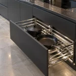 Giá xoong nồi nan dẹt Cadman Inox 304 ray âm giảm chấn kéo trượt nhẹ êm