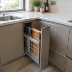 Kệ dao thớt nên đặt ở đâu trong bếp: khoang tủ dưới giữa chậu rửa và bếp nấu