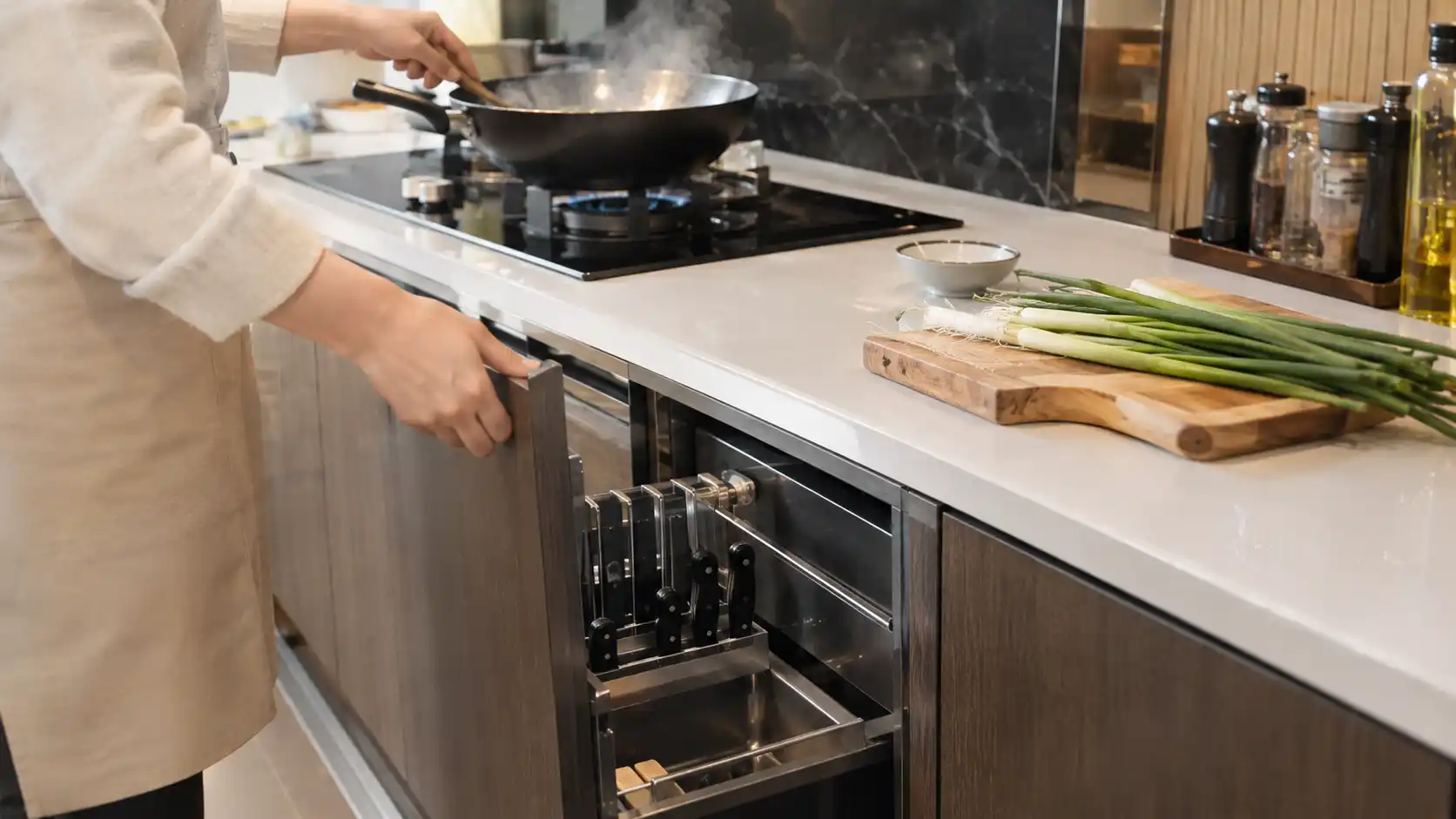 Kéo kệ dao thớt đặt cạnh bếp nấu để thái thêm nguyên liệu khi đang nấu