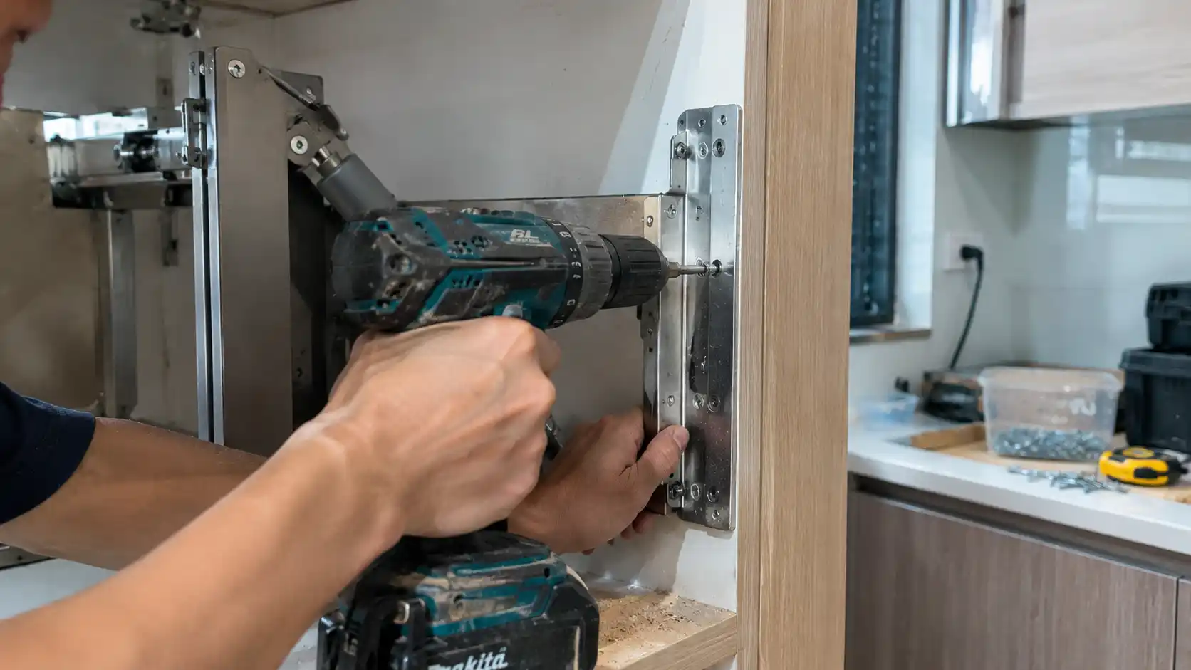 Thợ thi công căn chỉnh lắp đặt hộp lực giá bát nâng hạ chuẩn xác