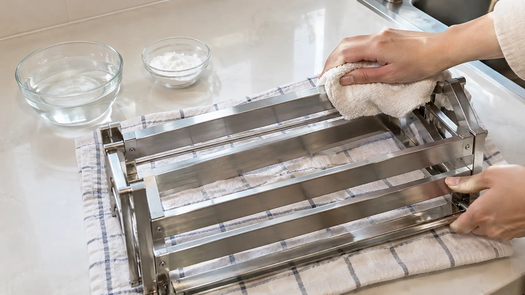 Lau vết ố trên rổ kệ dao thớt Inox bằng khăn mềm và nước ấm