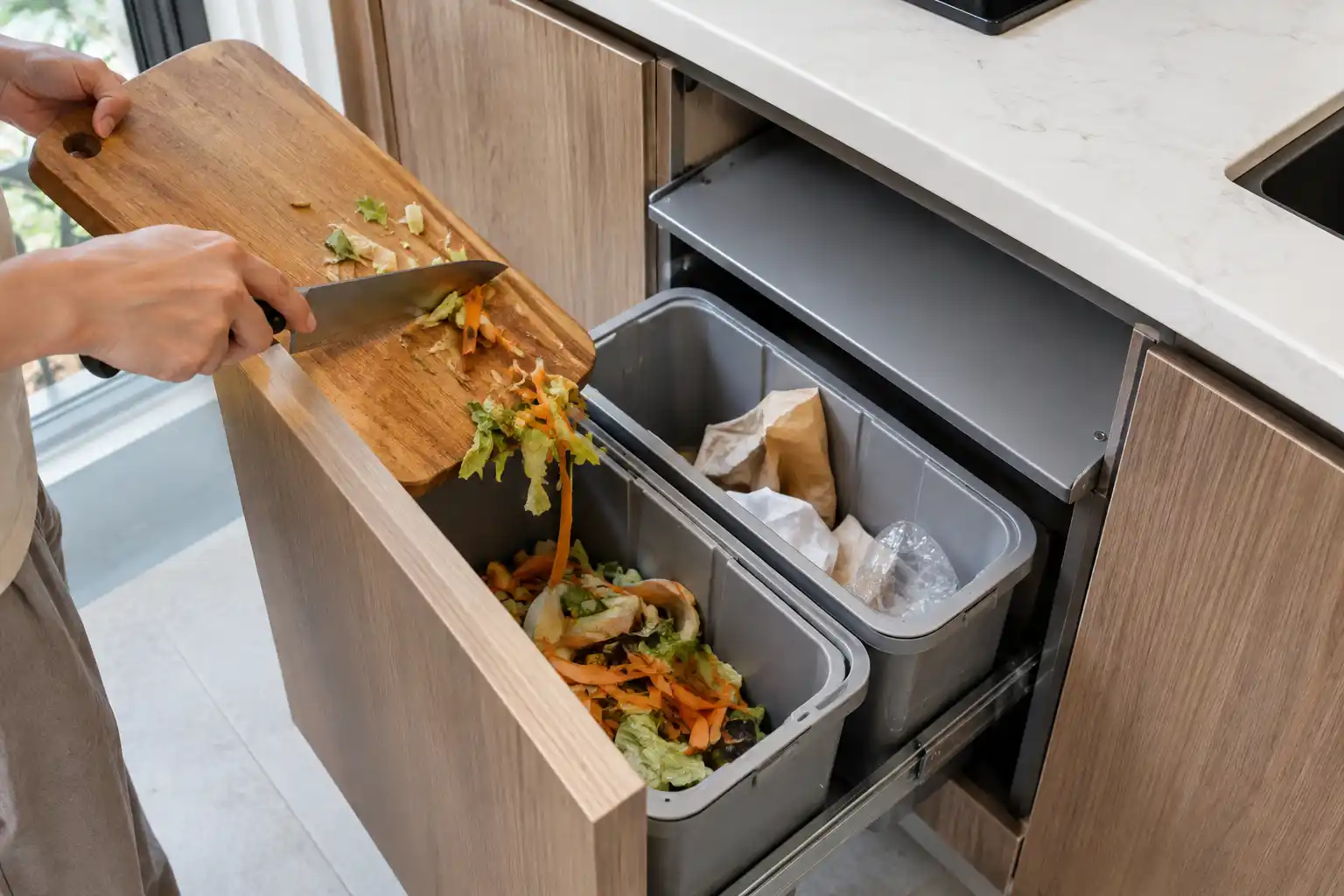 Rác từ thớt đi thẳng vào thùng rác đôi âm tủ bếp kéo ra dưới mặt bếp