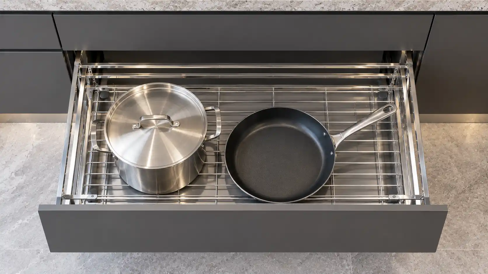 Lòng rổ nan dẹt Cadman rộng rãi chứa vừa chảo cán dài và nồi luộc gà 30cm