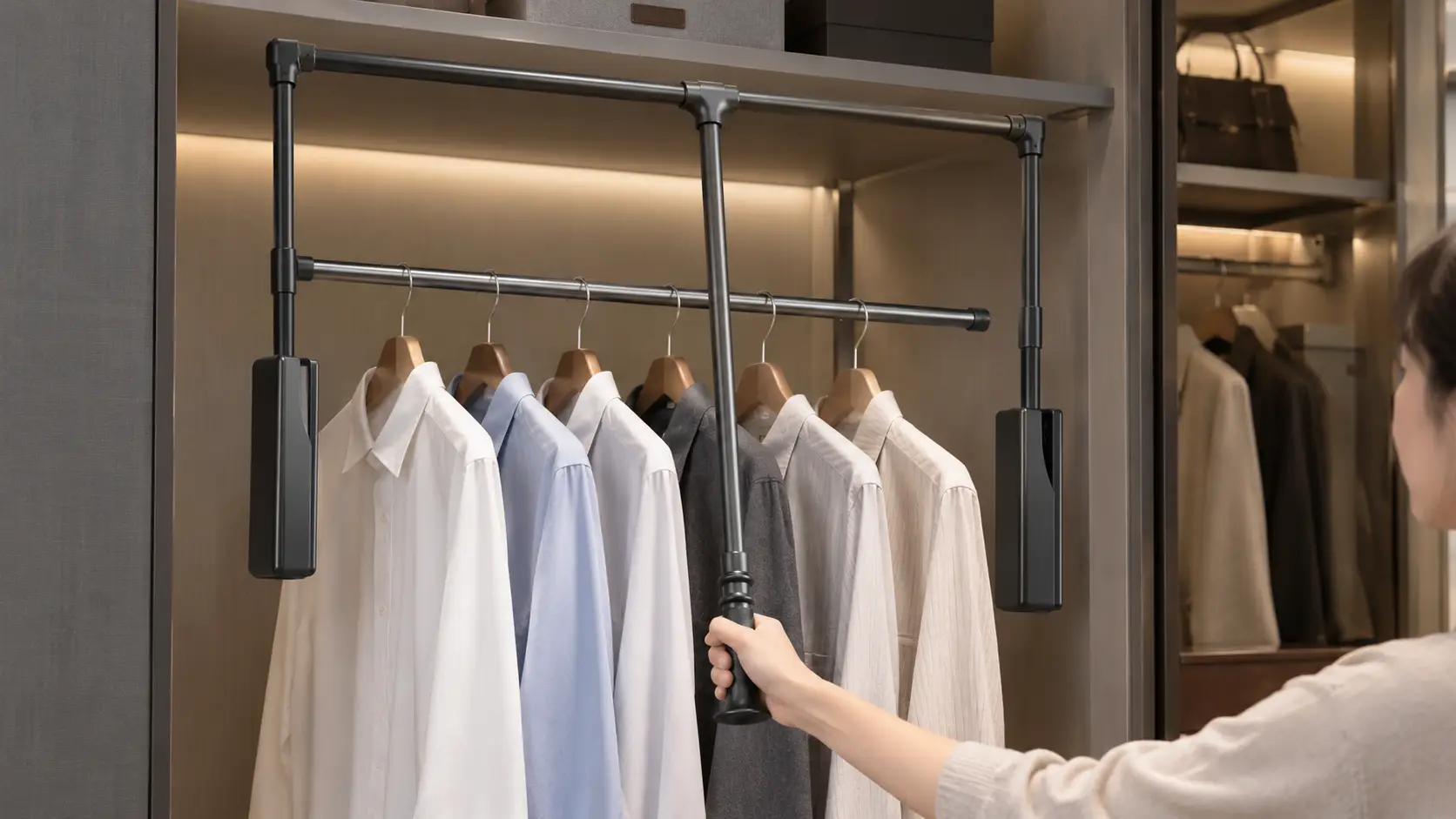 Thao tác hạ thấp giá treo quần áo di động Cadman xuống ngang tầm với