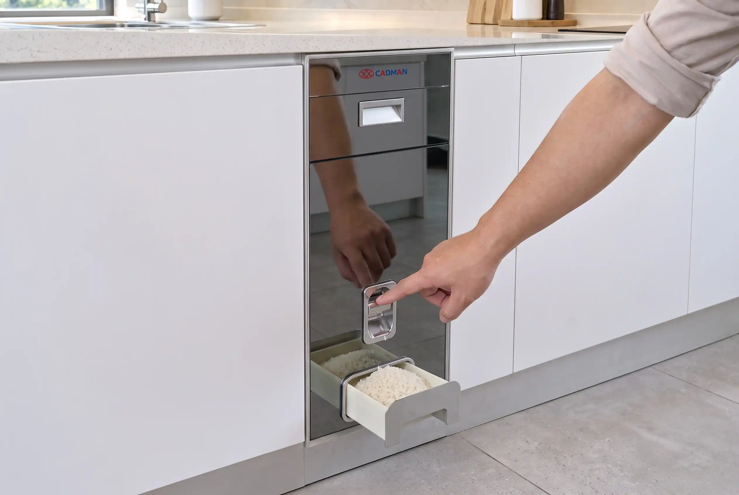Thao tác nhấn nút xả gạo và khay kéo của thùng gạo mặt gương Cadman